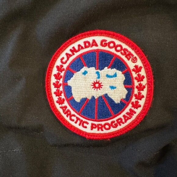 Canada Goose Shelburne with Fur trim on hood - - Picture 12 of 14